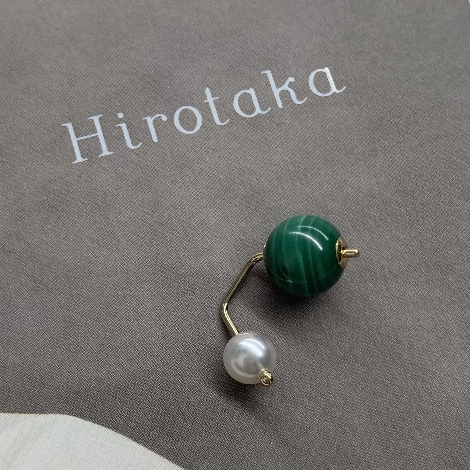 ヒロハヤブサ Hirotaka Pe54kpe 03 Bumble Bee Pearl Earring With Malachite Backing ピアス ブランド名 添え物 Gullane Com Br