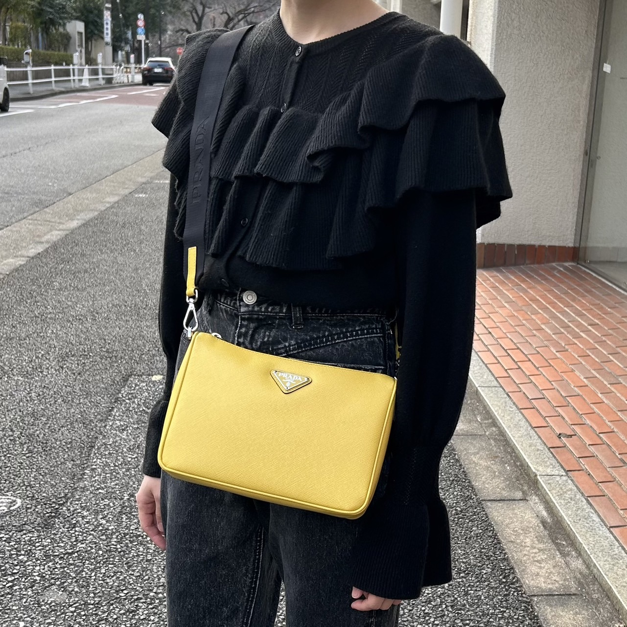 PRADA プラダ 2VH113_9Z2 サフィアーノレザー ショルダーバッグ ブランド イエロー YELLOW 黄色 ロゴ レザー 2VH113 |  Tree Bis セレクト