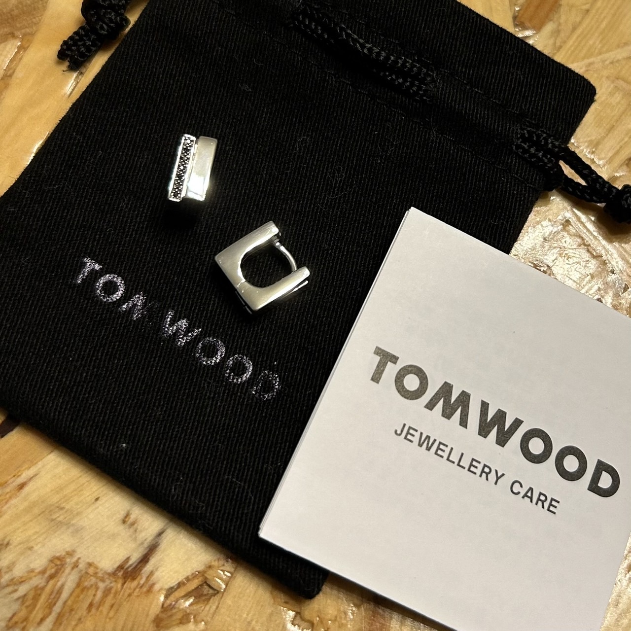 TOM WOOD トムウッド E5281BSP01S925 Step Huggies Black Spinel ステップ ハギー ブラック スピネル  ストーン シルバー ピアス 新作 ブランド アクセサリー ユニセックス レディース メンズ | Tree Bis セレクト