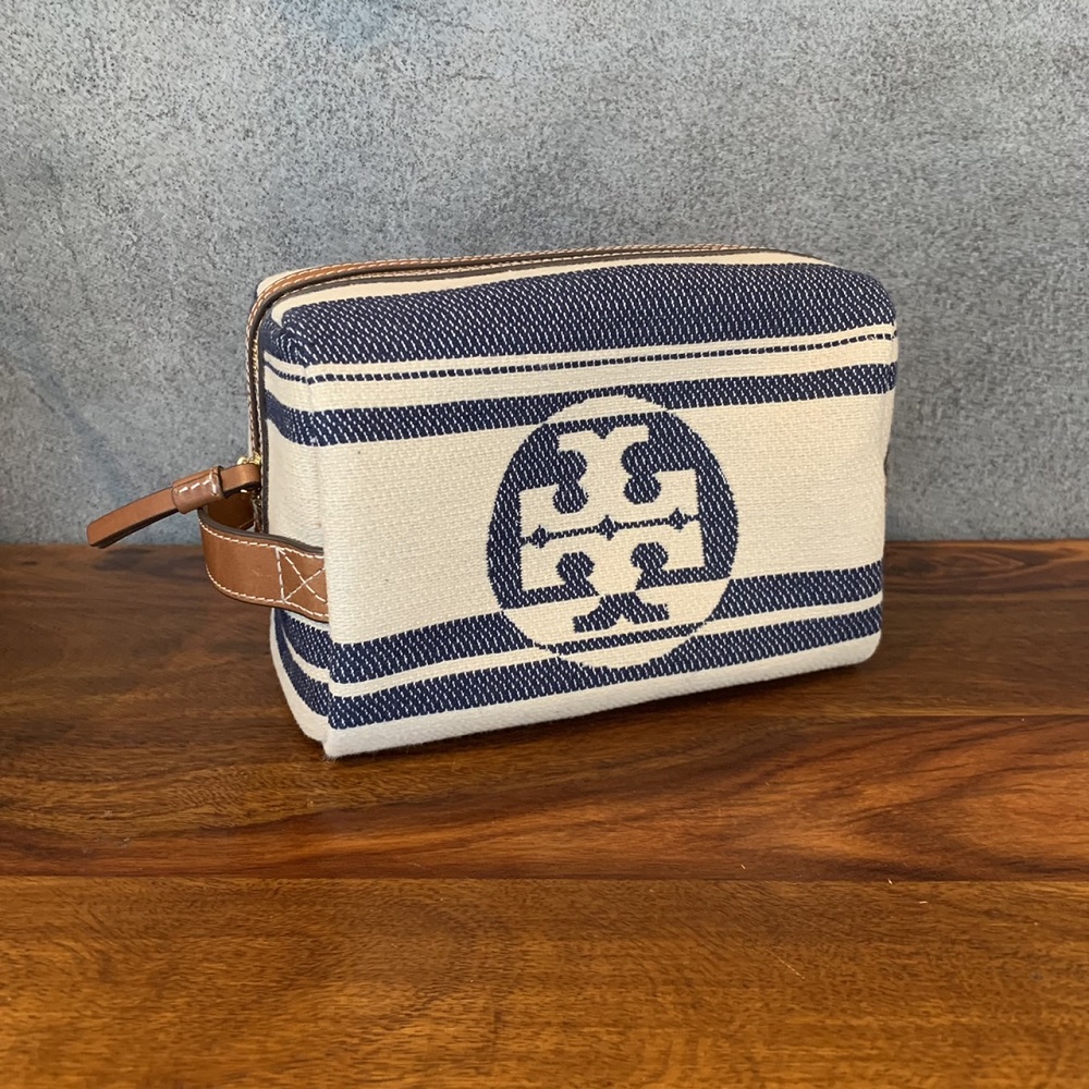 格安激安 Toryburch トリーバーチ 813 Ella Jacquard Stripe Cosmetic Case エラ ジャガード ストライプ コスメティック ケース ポーチ コスメ ブランド 定番人気 レディース ロゴ Navy 新作 化粧ポーチ Fucoa Cl