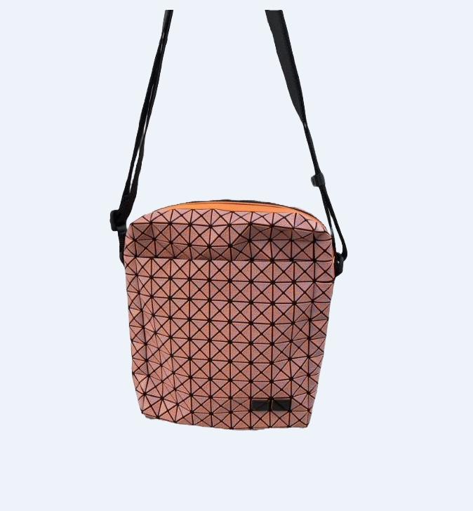 【海外配送可】【送料無料】【入手困難】【新品】BAOBAO ISSEY MIYAKE VOYAGER ショルダーバッグ　AG124【大人気】