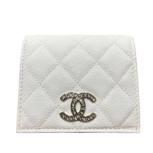 CHANEL シャネル 折り札入れ キャビア素はだ 白いこと マトラッセ パウダーコンパクト ウォレット