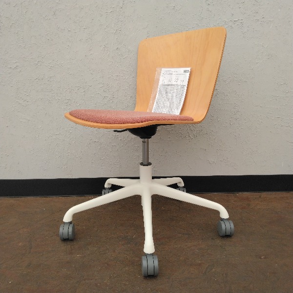 オカムラ オフィスチェア 肘なし Lives Cafe Chair ライブス カフェチェア L423FV-FXW6 2024年製 レッド テラコッタ 肘無し デスクチェア チェア イス 椅子 中古
