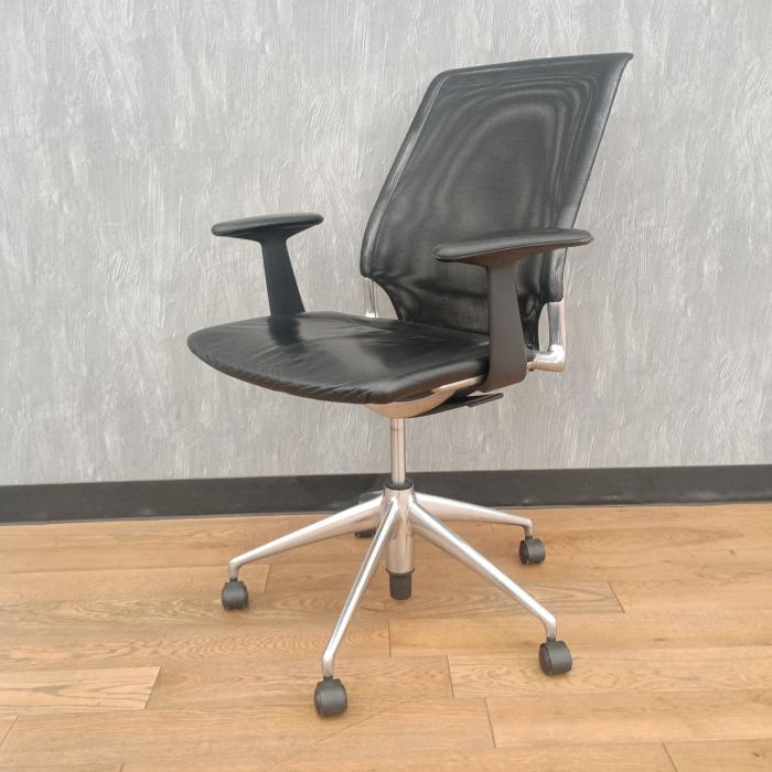 ヴィトラ Meda chair オフィスチェア 肘あり ブラック 中古クリーニング済みデスクチェア 事務椅子 テレワーク 椅子