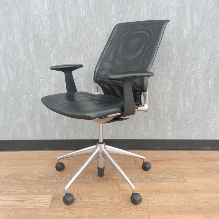 ヴィトラ Meda chair オフィスチェア 肘あり ブラック 中古クリーニング済みデスクチェア 事務椅子 テレワーク 椅子