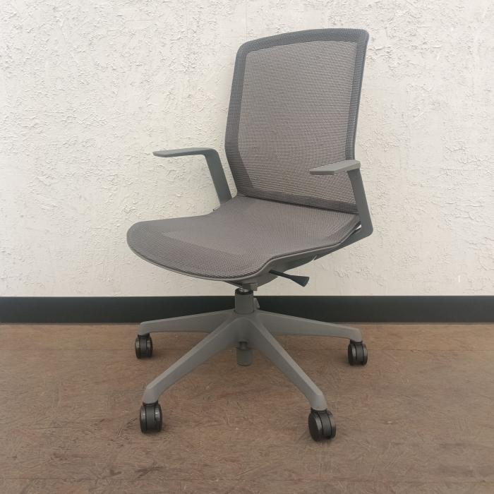 オカムラ オフィスチェア 肘あり シナーラ スタンダードカラータイプ グレー ボディカラー:ダークグレー 脚カラー:ダークグレー 中古CD77ME-F2X3 クリーニング済みデスクチェア 事務椅子 テレワーク 椅子｜中古オフィス家具　リサコ