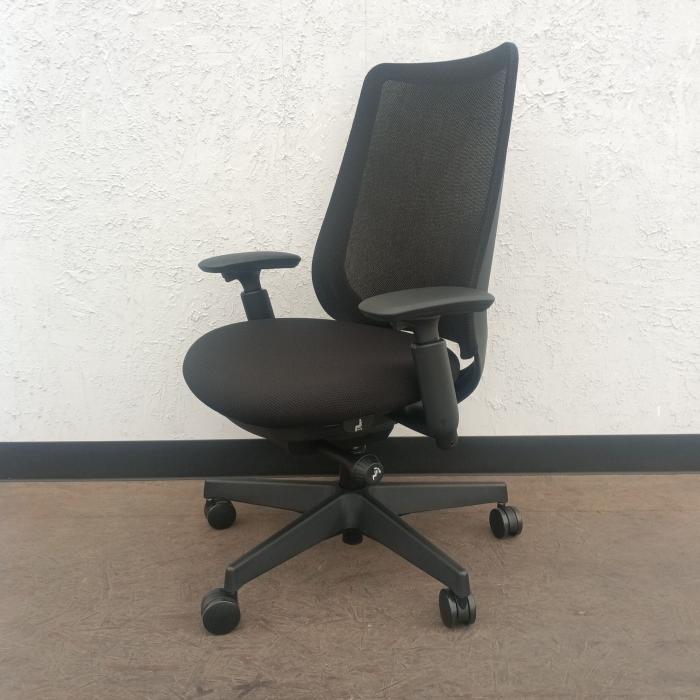 オカムラ オフィスチェア 肘あり ポータム 可動肘 背メッシュ ブラック 中古CF81XR-FKA1 クリーニング済みデスクチェア 事務椅子 テレワーク 椅子|中古オフィス家具 リサコ