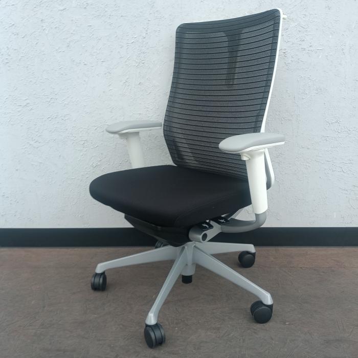 オカムラ コーラル オフィスチェア 肘あり ハイ 背メッシュ 可動肘 ブラック 中古CQ86GW-FSH1 クリーニング済みデスクチェア 事務椅子 テレワーク 椅子｜中古オフィス家具　リサコ