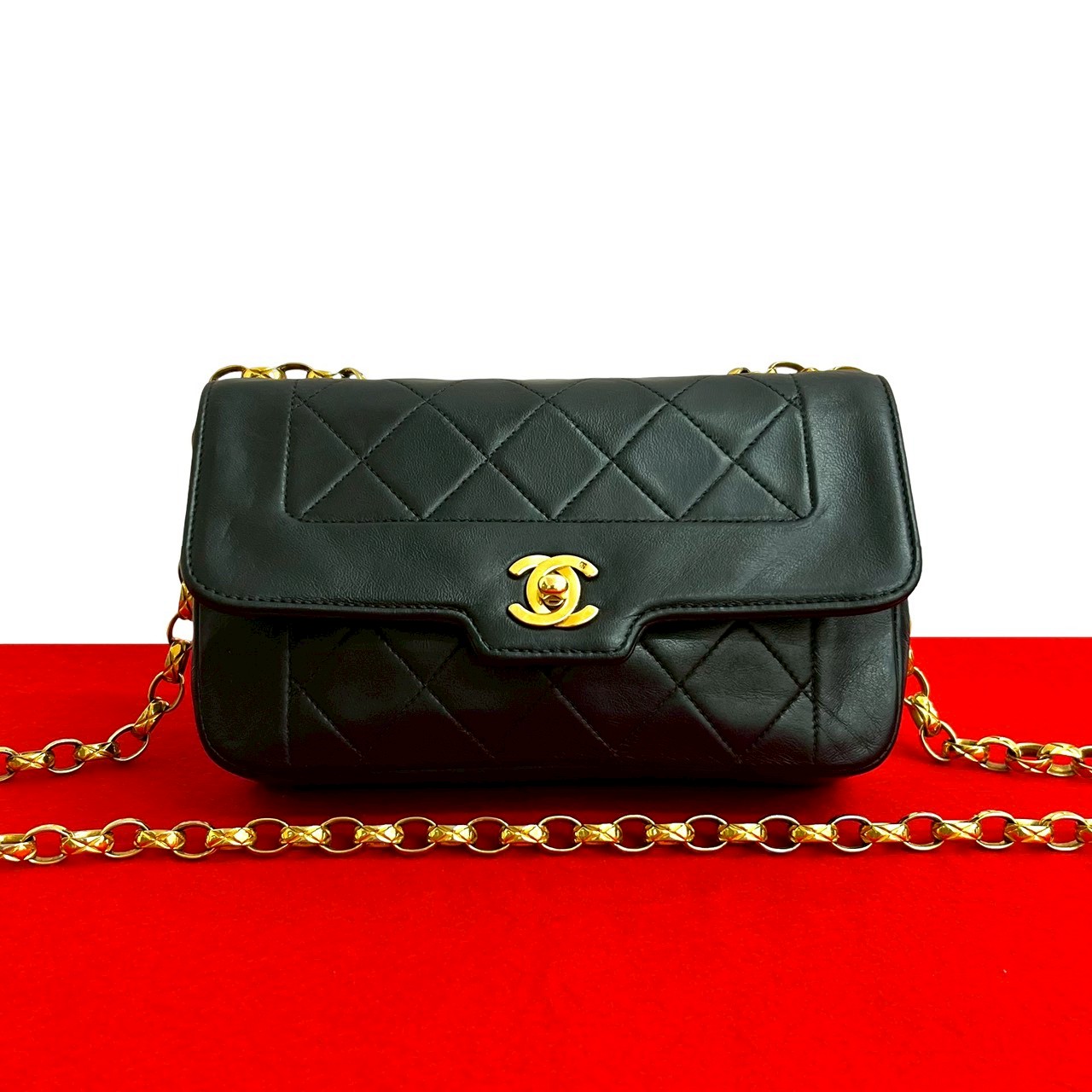 【尖んがり2倍】極 美品 判子有 3番台 CHANEL シャネル ダイアナ下げ翼 マトラッセ ココマーク 子ヒツジ素はだ なめし革 チェーン店 ミニ ショルダーバッグ 黒いこと a64-2【貨物輸送無料】【中古】