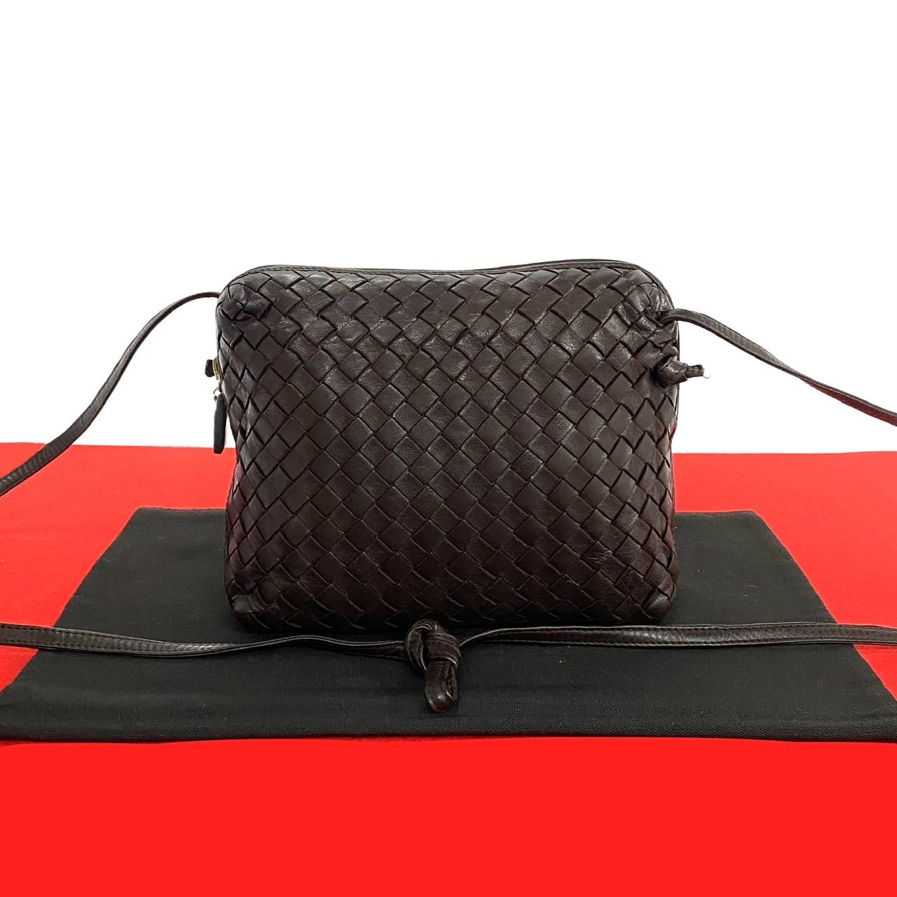 BOTTEGA VENETA ブラック編み込みショルダーバッグ BOTTEGA VENETA ブラックレザー編み込みショルダーバッグ