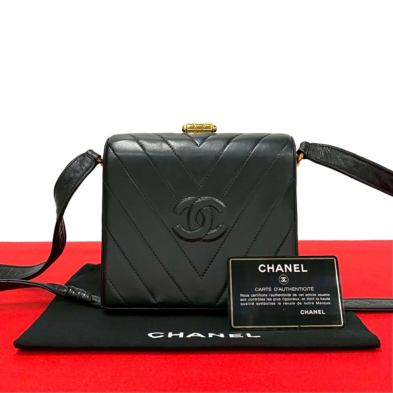 【尖んがり2倍】極 美品 袋付 歌留多 判子有 2番台 CHANEL シャネル V編み目 ココ 子ヒツジ素はだ なめし革 ショルダーバッグ ポシェット 黒いこと 42061【貨物輸送無料】【中古】