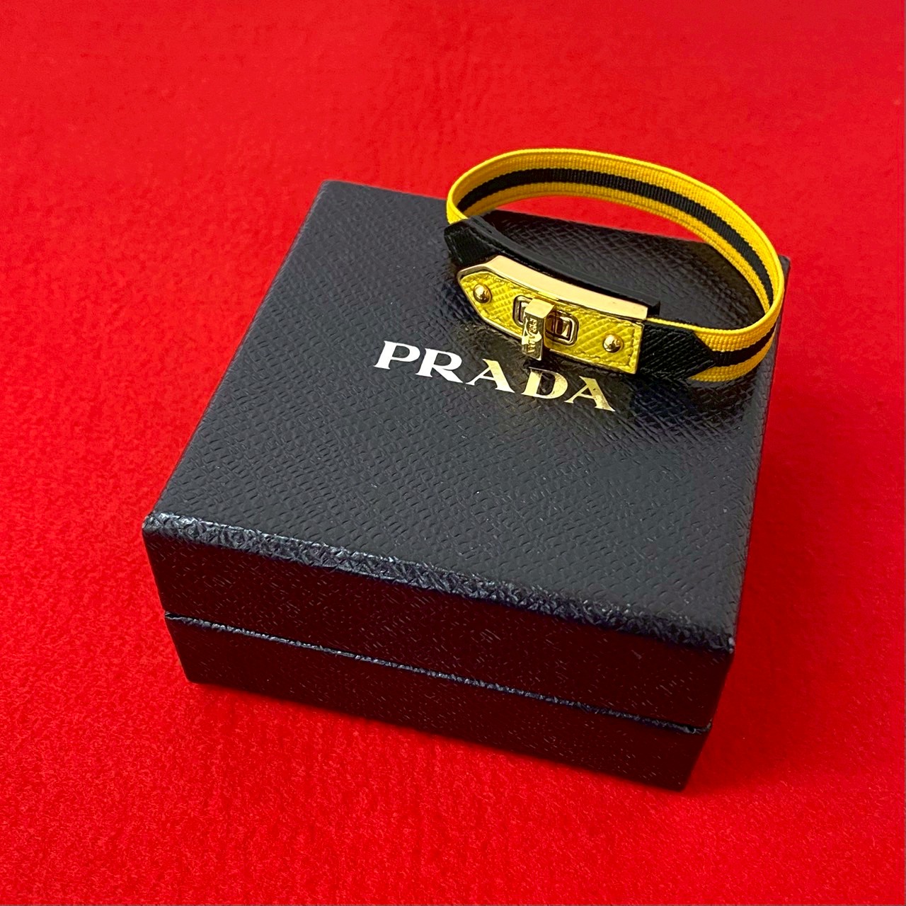 s*a様 PRADA プラダ ブレスレット サフィアーノ レザー 三角ロゴ 楽天市場】PRADA プラダ ブレスレット サフィアーノ レザー 三角