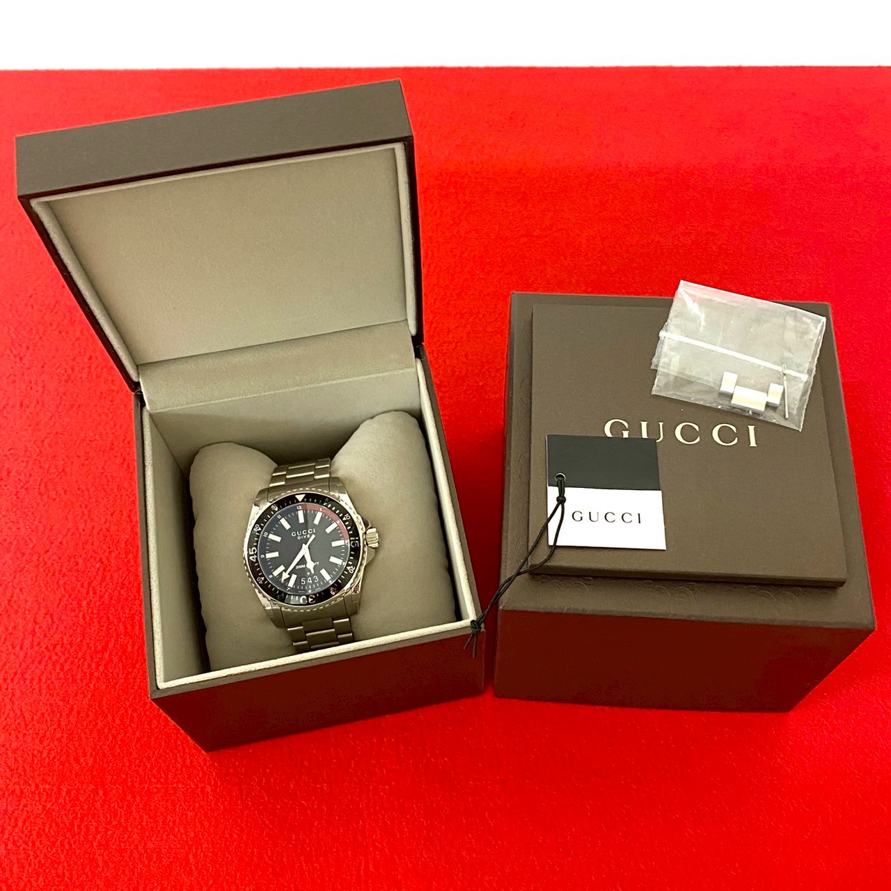 GUCCI 時計　箱付き GUCCI グッチ QZ 箱付きスクエア 1500L黒文字盤 レディース