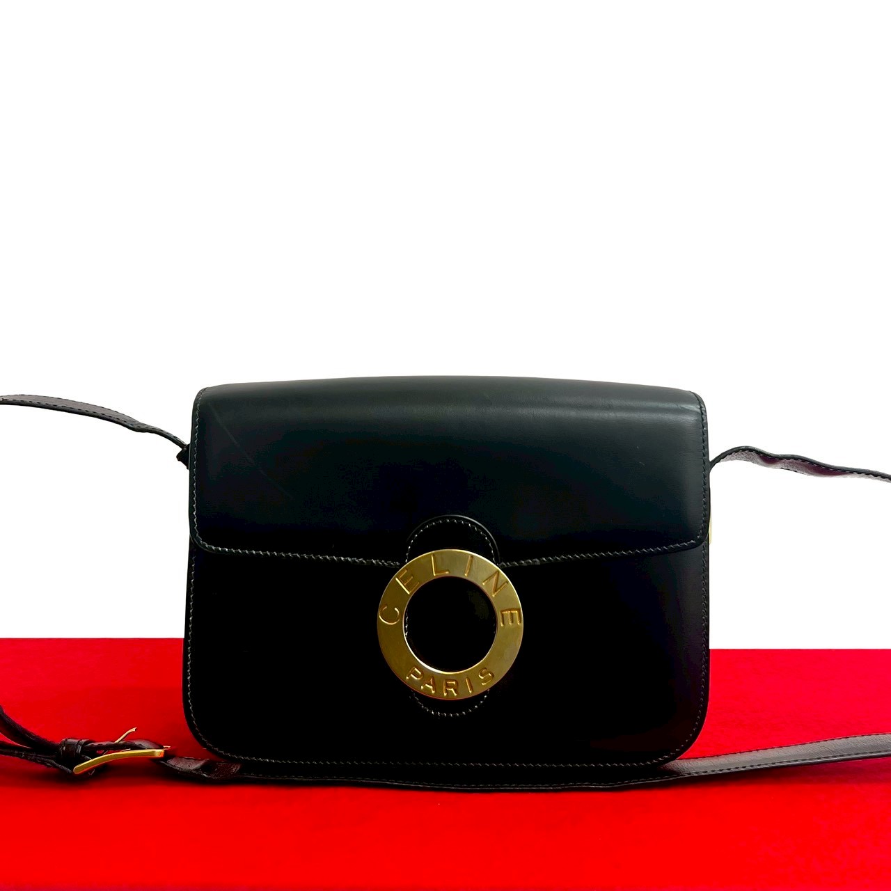 【尖んがり2倍】極 美品 CELINE セリーヌ ヴィンテージ 倶楽部 ロゴタイプ 金具 子ウシ なめし革 本革 ショルダーバッグ ポシェット サコッシュ 黒いこと 23671【貨物輸送無料】【中古】