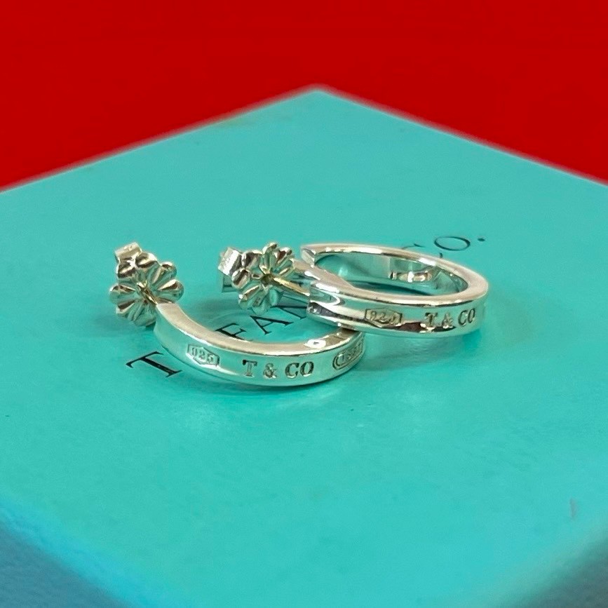 Tiffany&Co. ティファニー ピアスシグネチャー クロスK18/シルバー 楽天市場】ティファニー シグネチャー クロス イヤリング シルバー