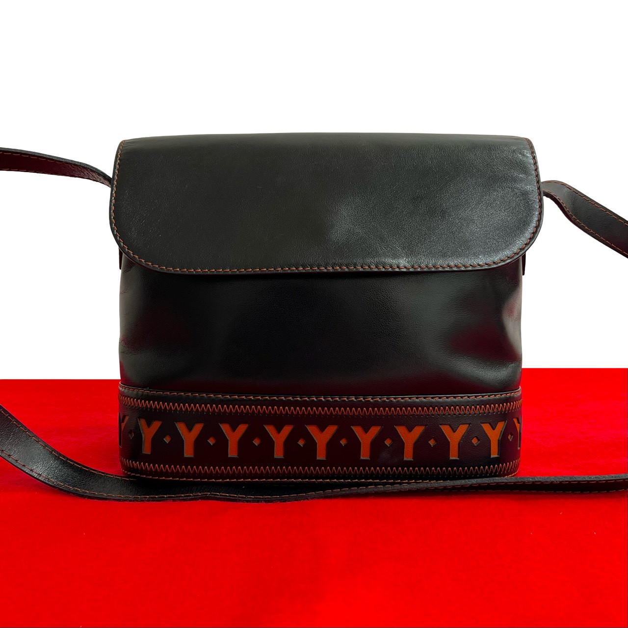 【尖んがり2倍】極 美品 YVES SAINT LAURENT イヴサンローラン パンチング カットアウト なめし革 本革 ショルダーバッグ 黒いこと 赤銅色 33294【貨物輸送無料】【中古】