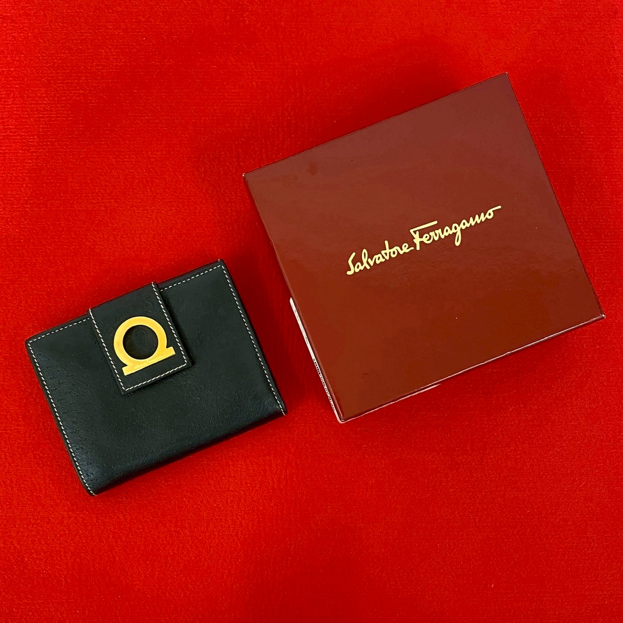 【尖んがり2倍】極 美品 箱付き添い人 Salvatore Ferragamo サルヴァトーレフェラガモ ガンチーニ 金具 なめし革 本革 二つ折り 紙入れ ウォレット 黒いこと 40515【貨物輸送無料】【中古】
