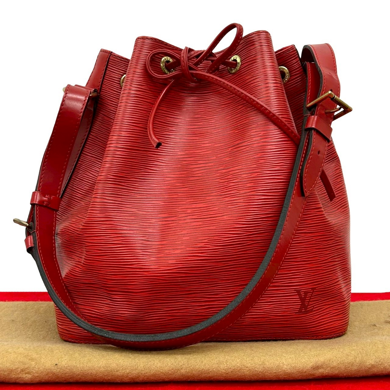 【尖んがり2倍】極 美品 袋付き添い人 LOUIS VUITTON ルイヴィトン プチ ノエ エピ なめし革 本革 合切袋 虚蝉 ショルダーバッグ カスティリアンレッド 438-7【貨物輸送無料】【中古】