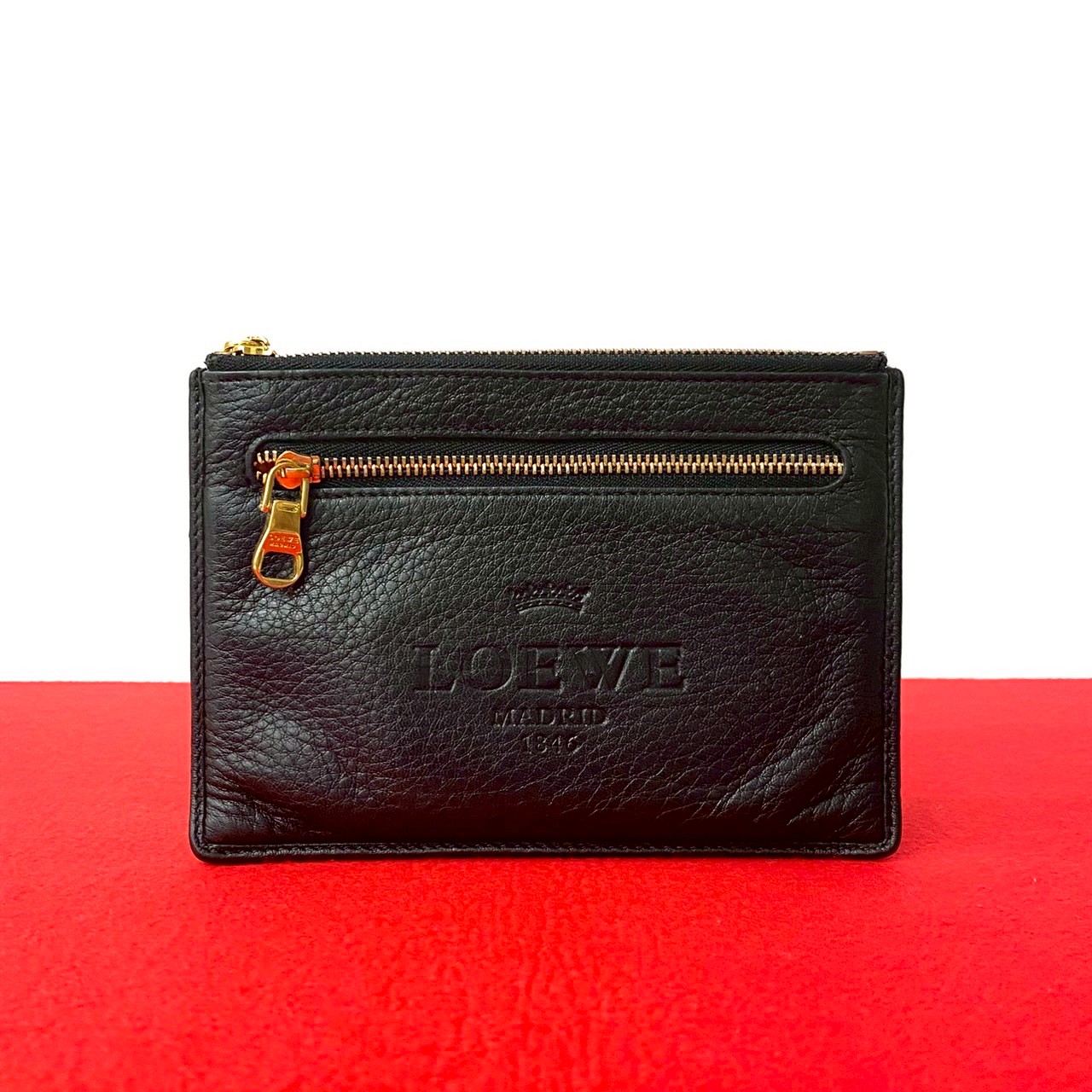 【尖んがり2倍】極 美品 滅多にない品 LOEWE ロエベ ゴールド ロゴタイプ 金具 目じるし なめし革 本革 ジッパー 合切袋 小入れもの コインケース 黒いこと 黒 62954【貨物輸送無料】【中古】