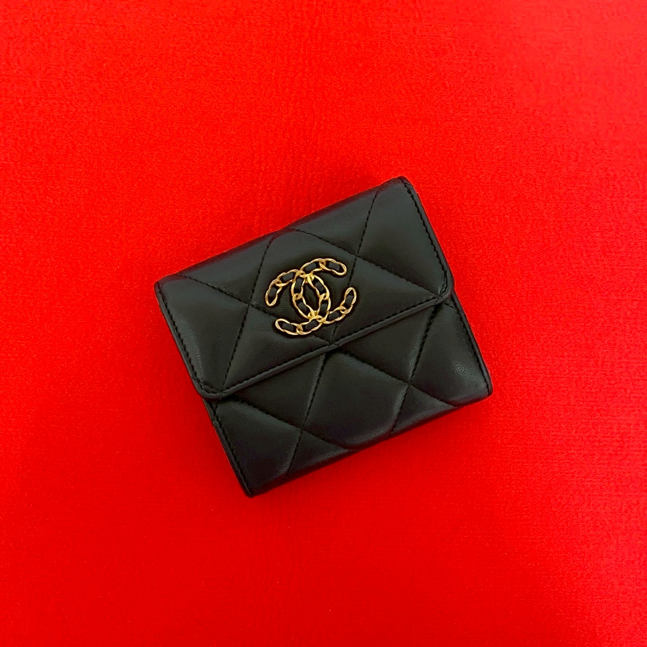 【ポイント2倍】極 美品 シール有 ランダム番台 CHANEL シャネル シャネル19 ココマーク ラムスキン レザー 本革 三つ折り財布 ミニ ウォレット 黒 31652【送料無料】【中古】 70,785円