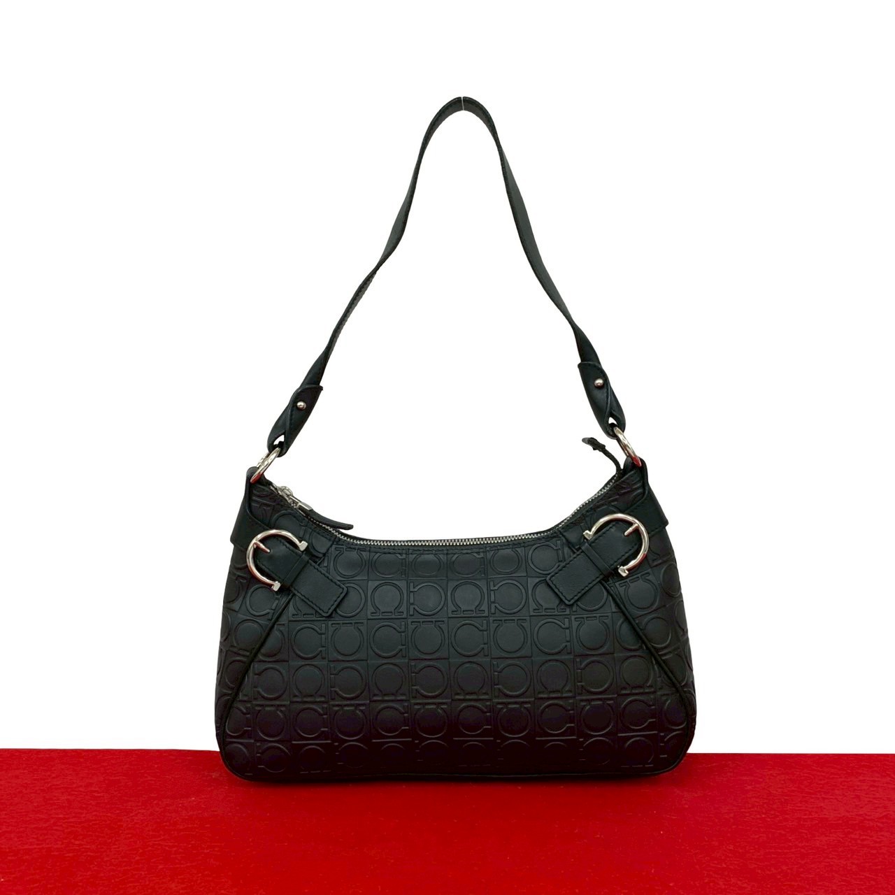 【ポイント2倍】極 美品 Salvatore Ferragamo サルヴァトーレフェラガモ ガンチーニ 柄 金具 レザー 本革 セミ ショルダーバッグ ブラック 34295【送料無料】【中古】