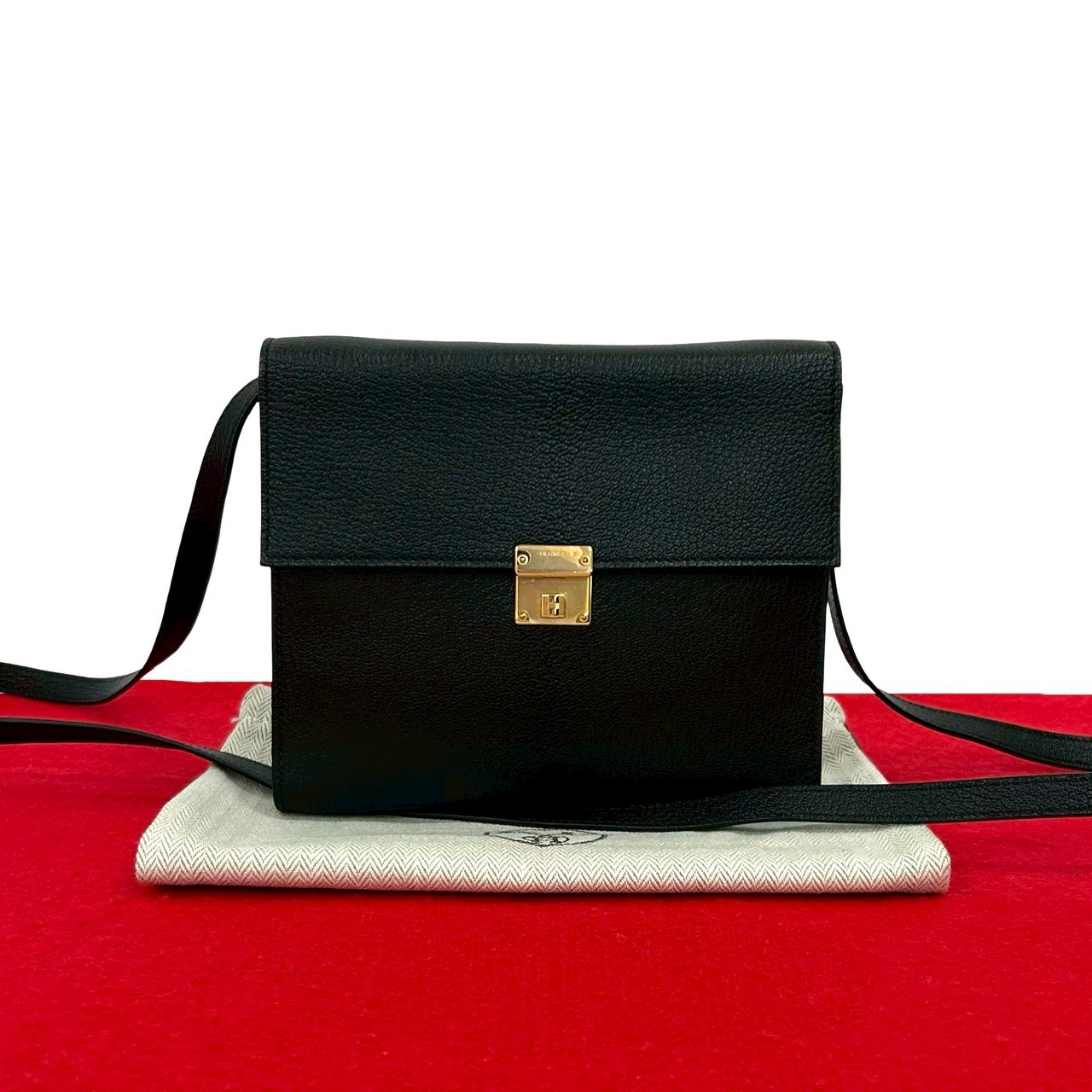 【尖んがり2倍】未当て嵌める納める品 袋付き添い人 Y 目じるし HERMES エルメス 鳴らす 16 ロゴタイプ 金具 シェーブル なめし革 本革 ショルダーバッグ ポシェット 黒いこと 30486【貨物輸送無料】【中古】