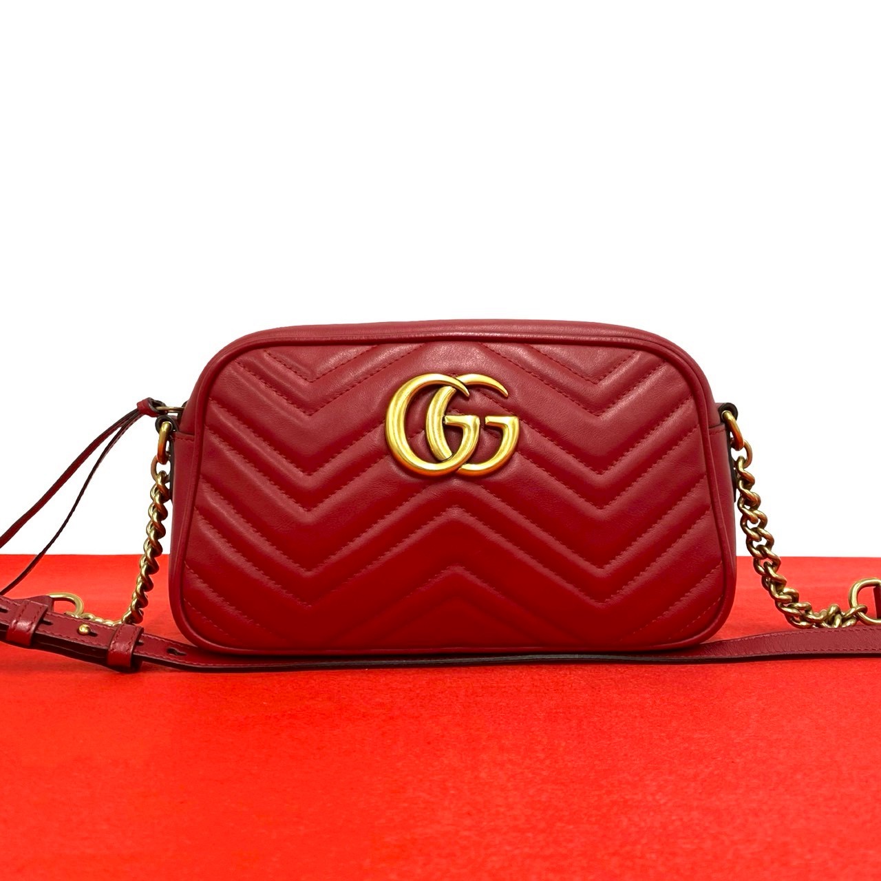 【尖んがり2倍】ほぼ未当て嵌める 滅多に無い品 GUCCI グッチ GGマーモント ロゴタイプ 金具 キルティング なめし革 本革 ショルダーバッグ ポシェット 赤いこと 赤 25906 【貨物輸送無料】【中古】