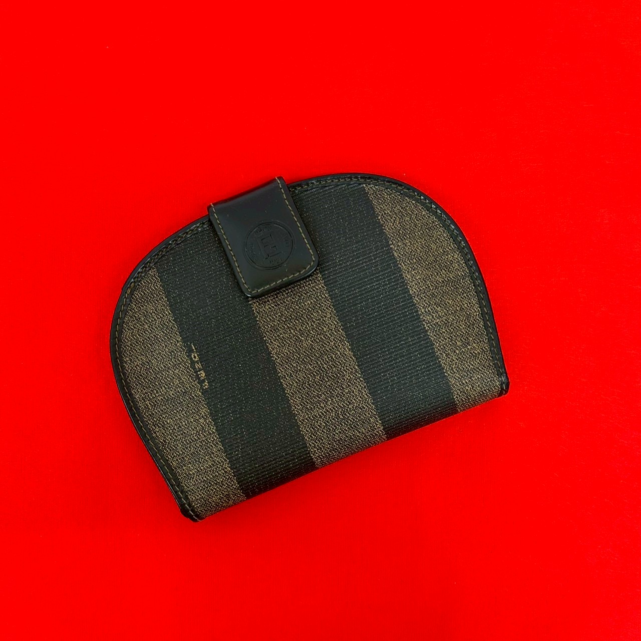 【ポイント2倍】極 美品 FENDI フェンディ ペカン 柄 ストライプ ロゴ レザー 二つ折り財布 ミニ ウォレット コインケース ブラック ブラウン 78390【送料無料】【中古】｜Trip Vintage