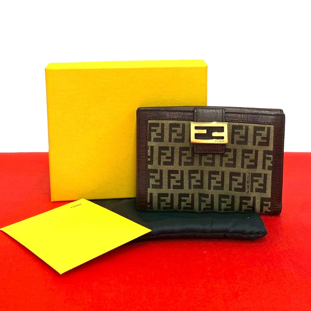 【尖んがり2倍】極 美品 箱 袋付き添い人 FENDI フェンディ ズッキーノ FF 柄 ロゴタイプ 金具 帆布 なめし革 本革 二つ折り紙入れ ウォレット 赤銅色 40691【貨物輸送無料】【中古】