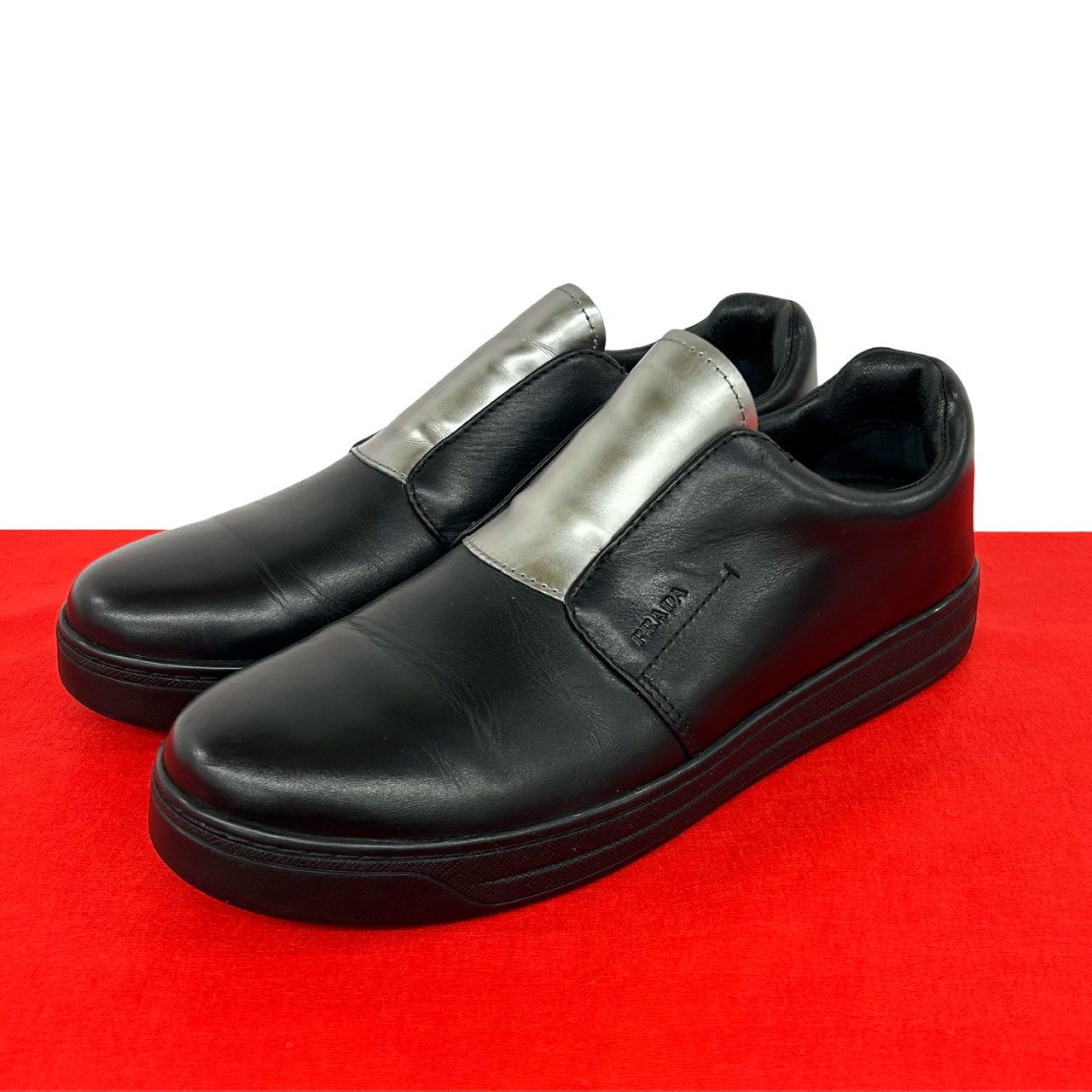 【ポイント2倍】極 美品 希少品 PRADA プラダ ロゴ 刻印 レザー 本革 スニーカー スリッポン ローファー レディース ブラック シルバー 85065【送料無料】【中古】