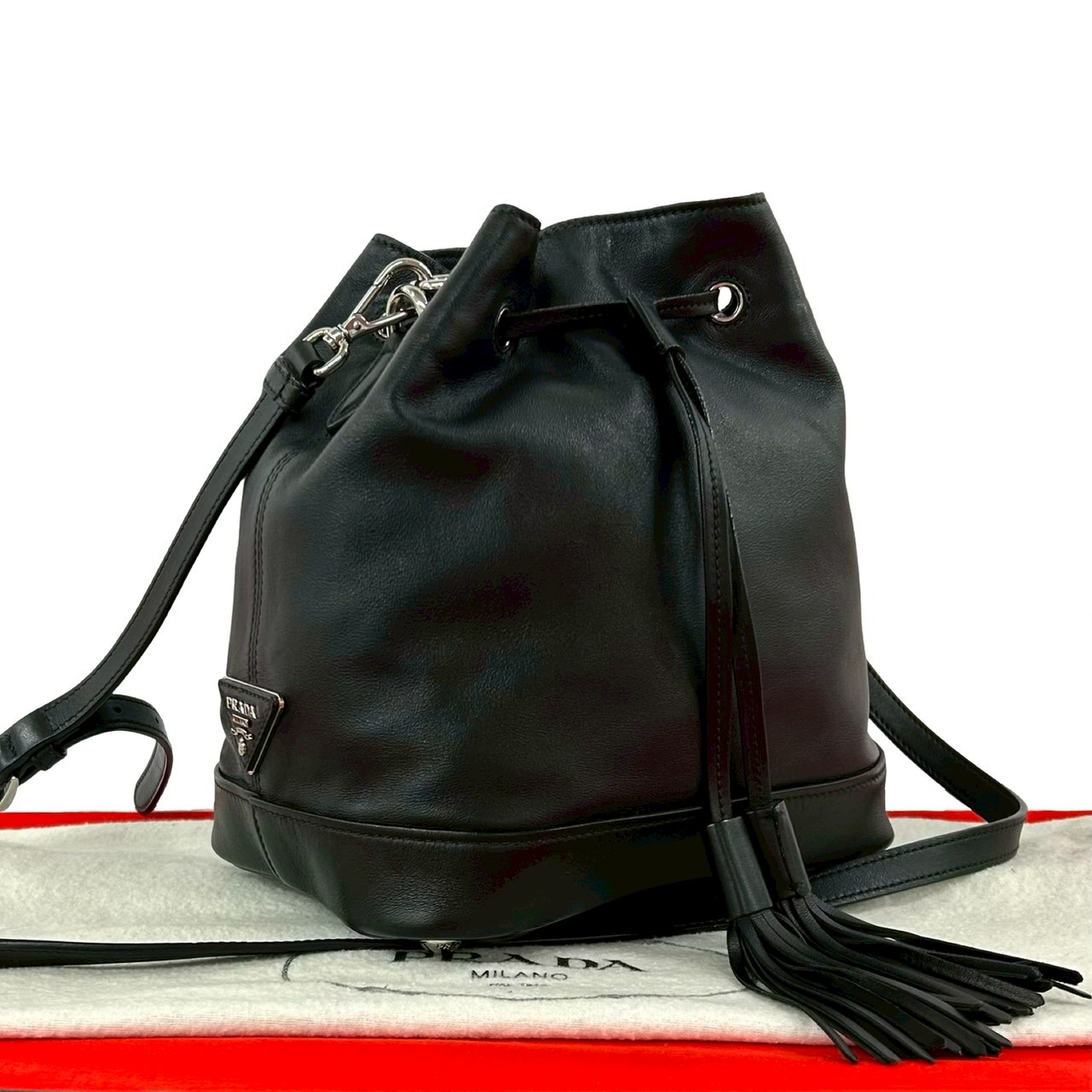 【ポイント2倍】極 美品 袋付き PRADA プラダ 三角ロゴ 金具 タッセル レザー 本革 巾着 ショルダーバッグ ポシェット サコッシュ ブラック 黒 37423【送料無料】【中古】