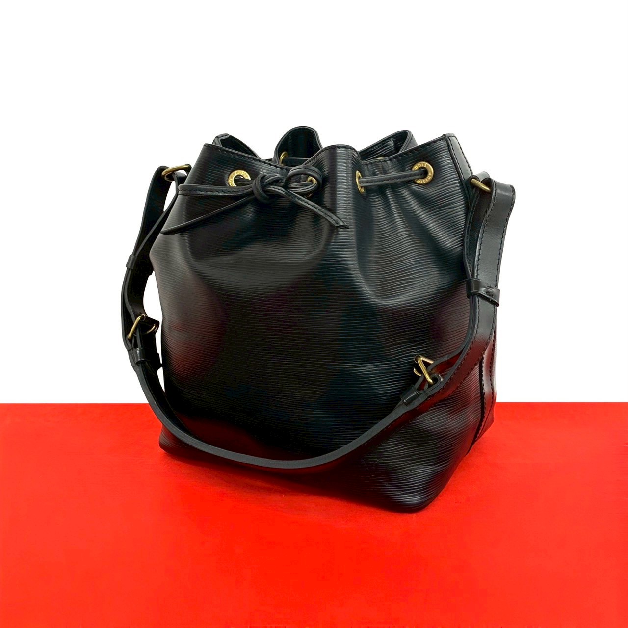 【尖んがり2倍】極 美品 LOUIS VUITTON ルイヴィトン ヴィンテージ プチノエ エピ なめし革 本革 虚蝉ショルダーバッグ 一ショルダーバッグ ノワール 36498【貨物輸送無料】【中古】