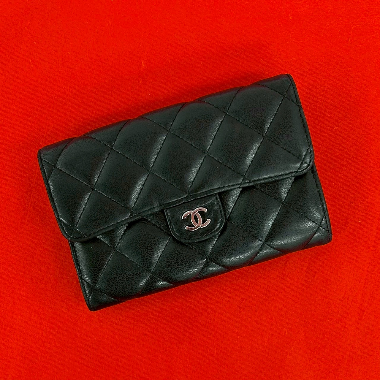 【ポイント2倍】極 美品 シール有 13番台 CHANEL シャネル マトラッセ ココマーク ラムスキン レザー 本革 二つ折り財布 ウォレット ブラック 72367【送料無料】【中古】|Trip Vintage