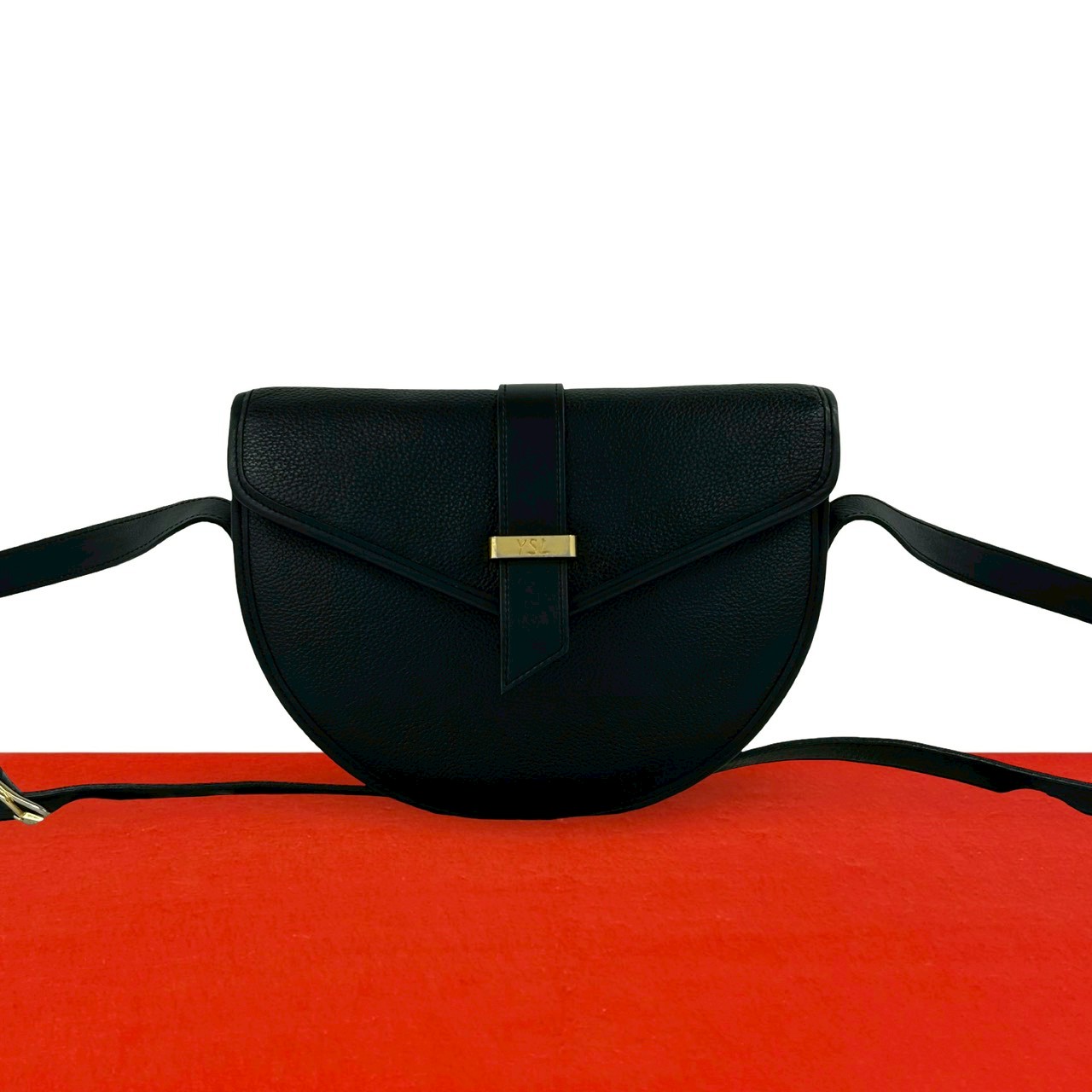 【尖んがり2倍】極 美品 袋付き添い人 YVES SAINT LAURENT イヴ・サンローラン ヴィンテージ YSL ロゴタイプ 金具 なめし革 本革 ショルダーバッグ 黒いこと 44409【貨物輸送無料】【中古】