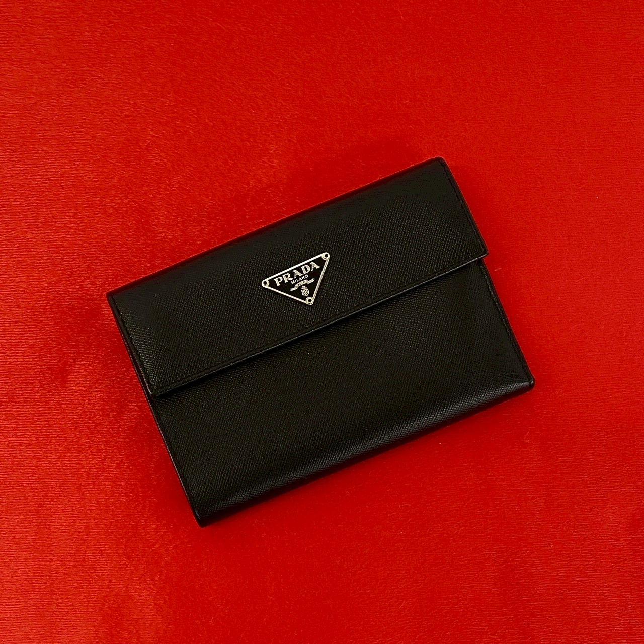 【尖んがり2倍】極 美品 PRADA プラダ ３角形ロゴタイプ 金具 サフィアーノ なめし革 本革 三つ折り 札入れ ウォレット 紙入れ 御釣り入れ 黒いこと 黒 40548【貨物輸送無料】【中古】