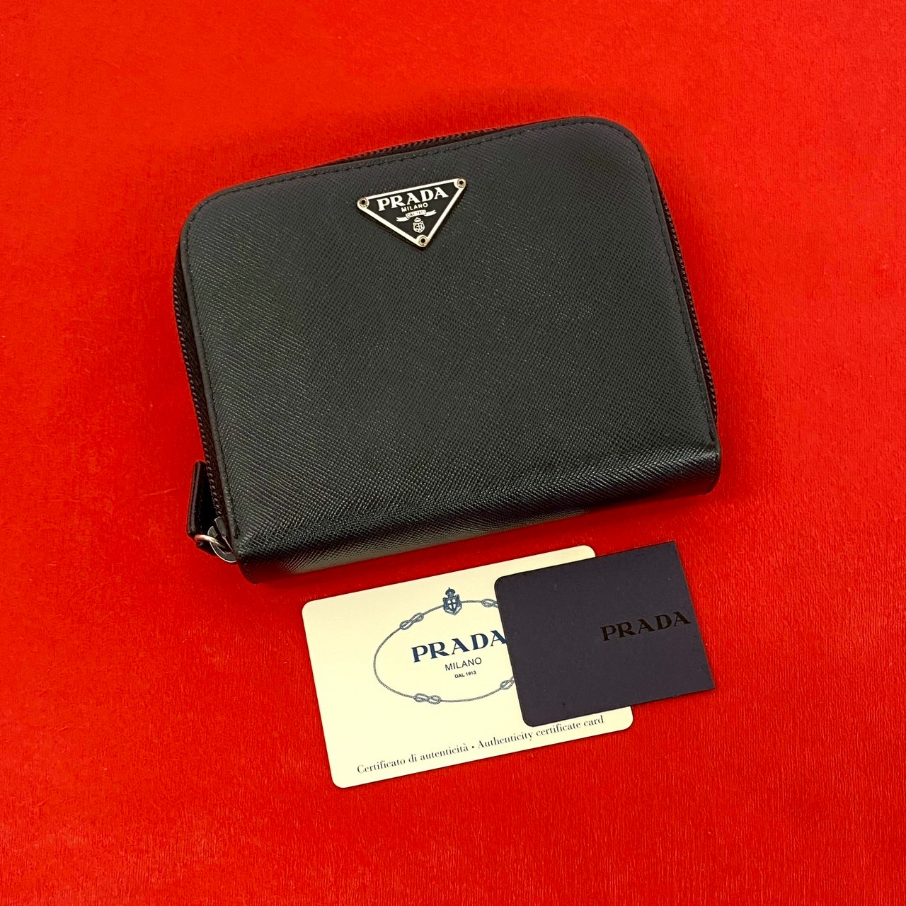 【尖んがり2倍】極 美品 PRADA プラダ ３角形ロゴタイプ 金具 サフィアーノ なめし革 本革 二つ折り 札入れ ミニ ウォレット 紙入れ 御釣り入れ 黒いこと 61539【貨物輸送無料】【中古】