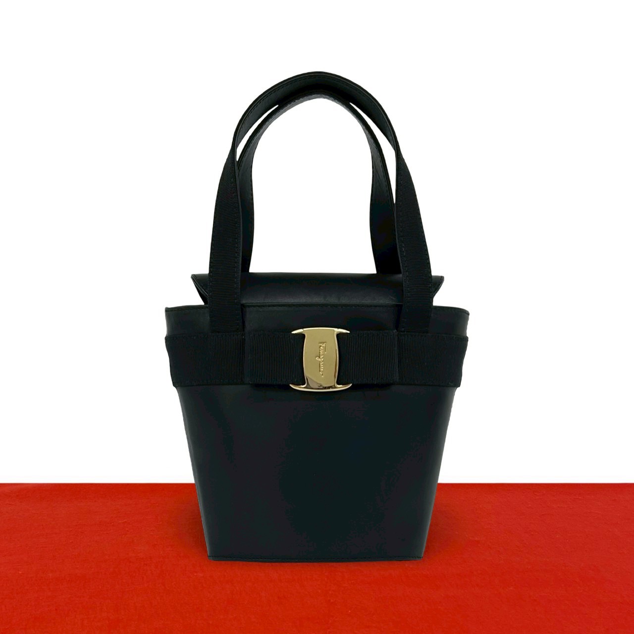 【ポイント2倍】極 美品 Salvatore Ferragamo サルヴァトーレフェラガモ ヴァラ リボン 金具 レザー 本革 ハンドバッグ ミニ トートバッグ ブラック 15915【送料無料】【中古】｜Trip Vintage