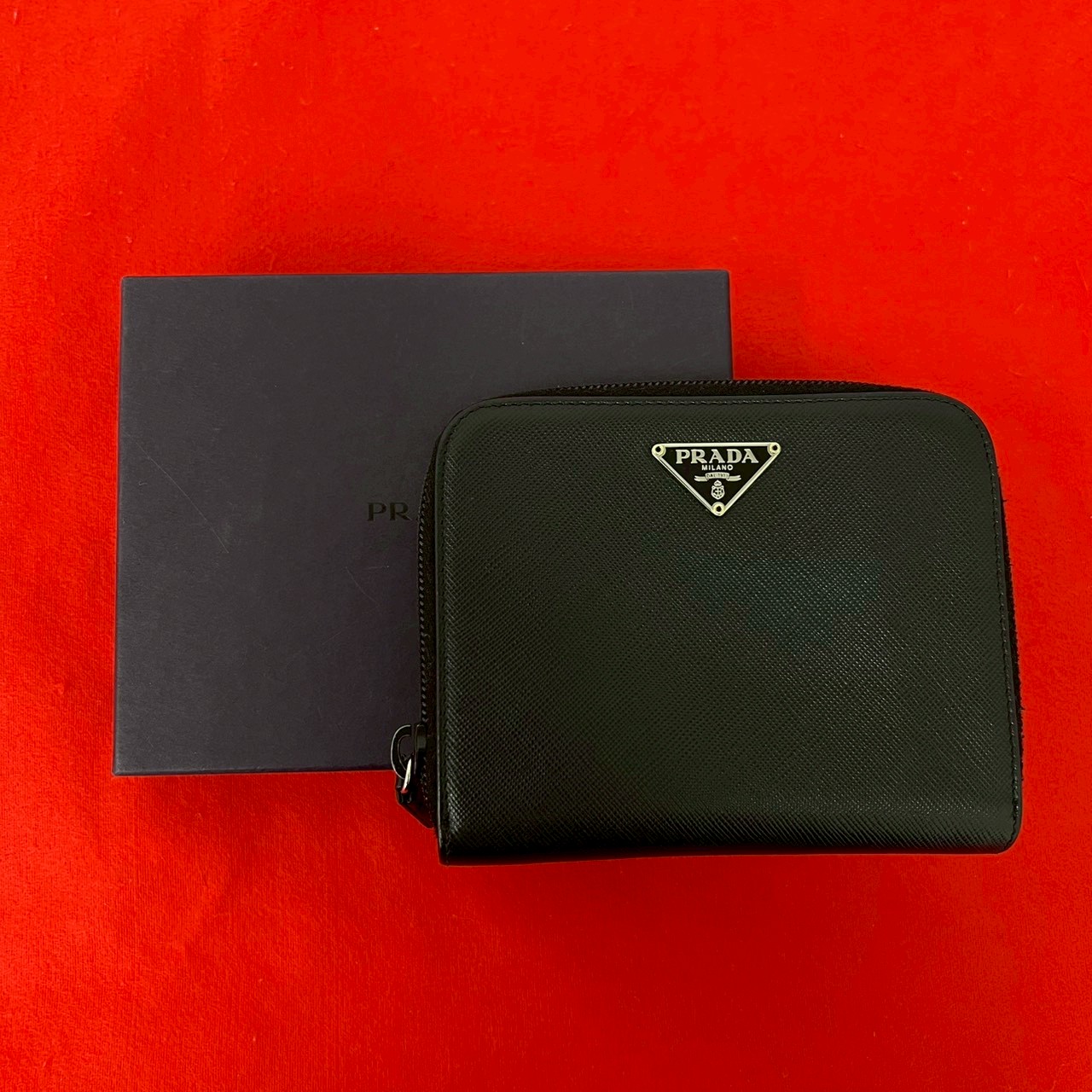 【尖んがり2倍】極 美品 箱付き添い人 PRADA プラダ ３角形ロゴタイプ 一皿 金具 サフィアーノ なめし革 本革 二つ折り札入れ ミニ ウォレット 黒いこと 黒 59666【貨物輸送無料】【中古】