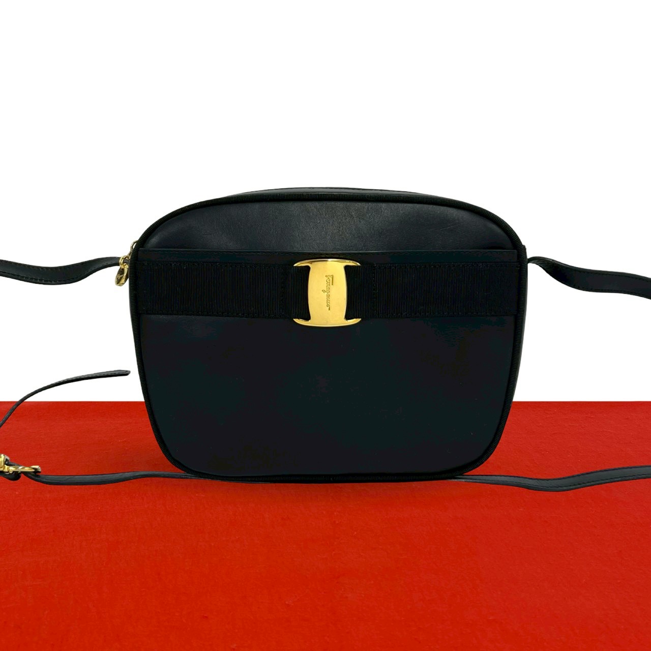 【尖んがり2倍】極 美品 Salvatore Ferragamo サルヴァトーレフェラガモ ヴァラリボン 金具 なめし革 本革 ショルダーバッグ ポシェット 黒いこと 33937【貨物輸送無料】【中古】
