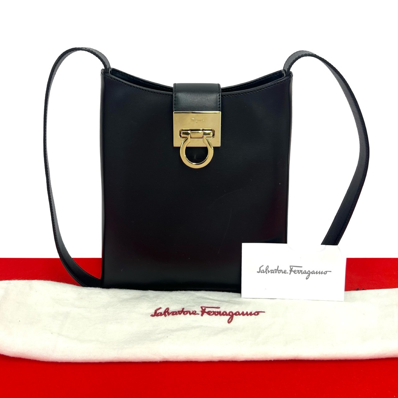 【尖んがり2倍】極 美品 袋付き添い人 Salvatore Ferragamo サルヴァトーレフェラガモ ガンチーニ ロゴタイプ 金具 なめし革 本革 ミニ ショルダーバッグ 黒いこと 25683【貨物輸送無料】【中古】