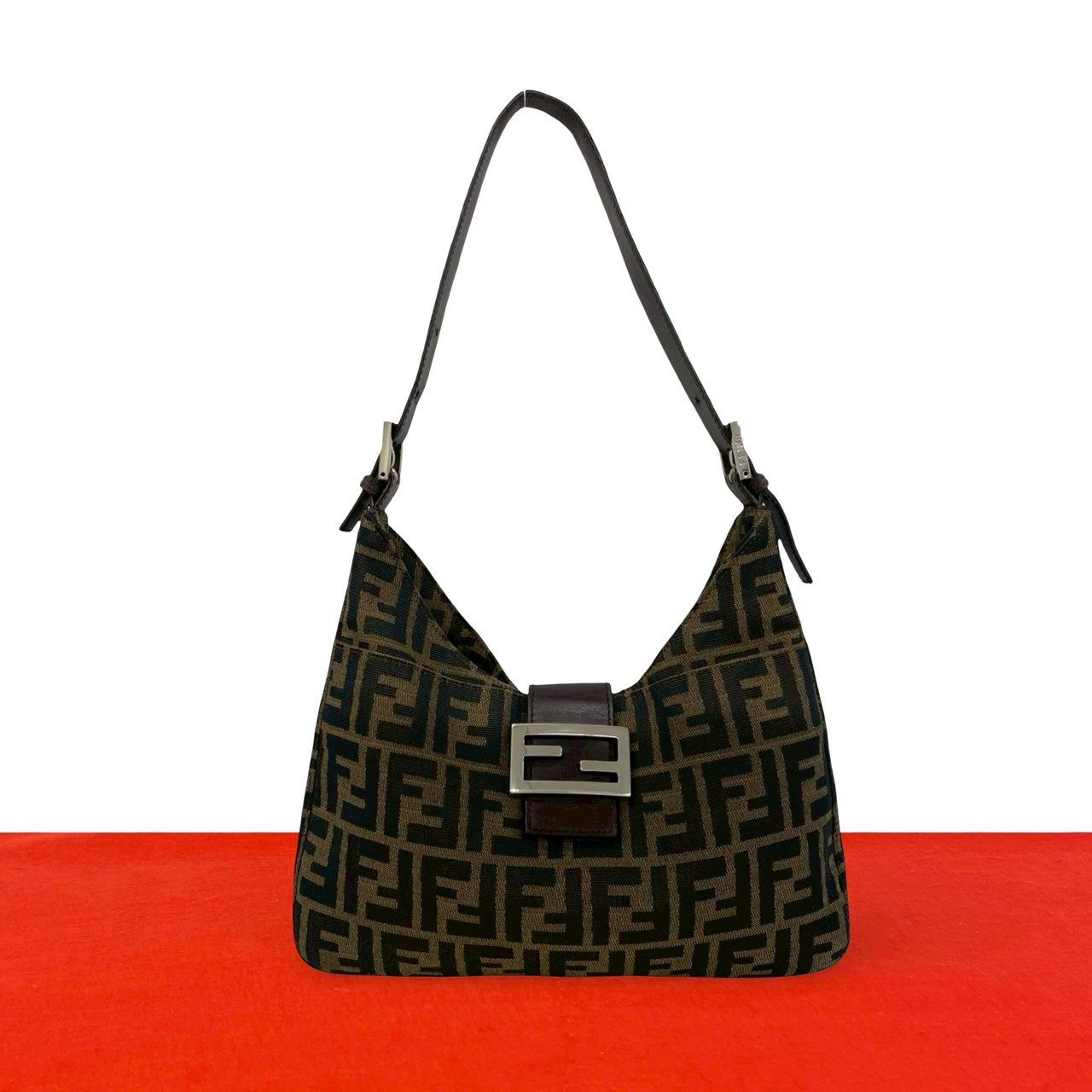 【尖んがり2倍】極 美品 FENDI フェンディ ズッカ FF 柄 ロゴタイプ 金具 帆布 なめし革 本革 空蝉 壱 ショルダーバッグ 赤銅色 黒いこと 21445【貨物輸送無料】【中古】
