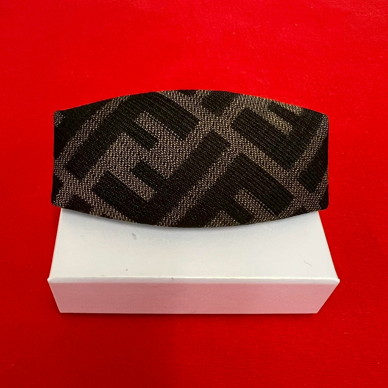 【尖んがり2倍】極 美品 FENDI フェンディ ズッカ FF 柄 帆布 バレッタ ピン 髪の毛付属物 小物 カーキ 黒いこと 20773【貨物輸送無料】【中古】