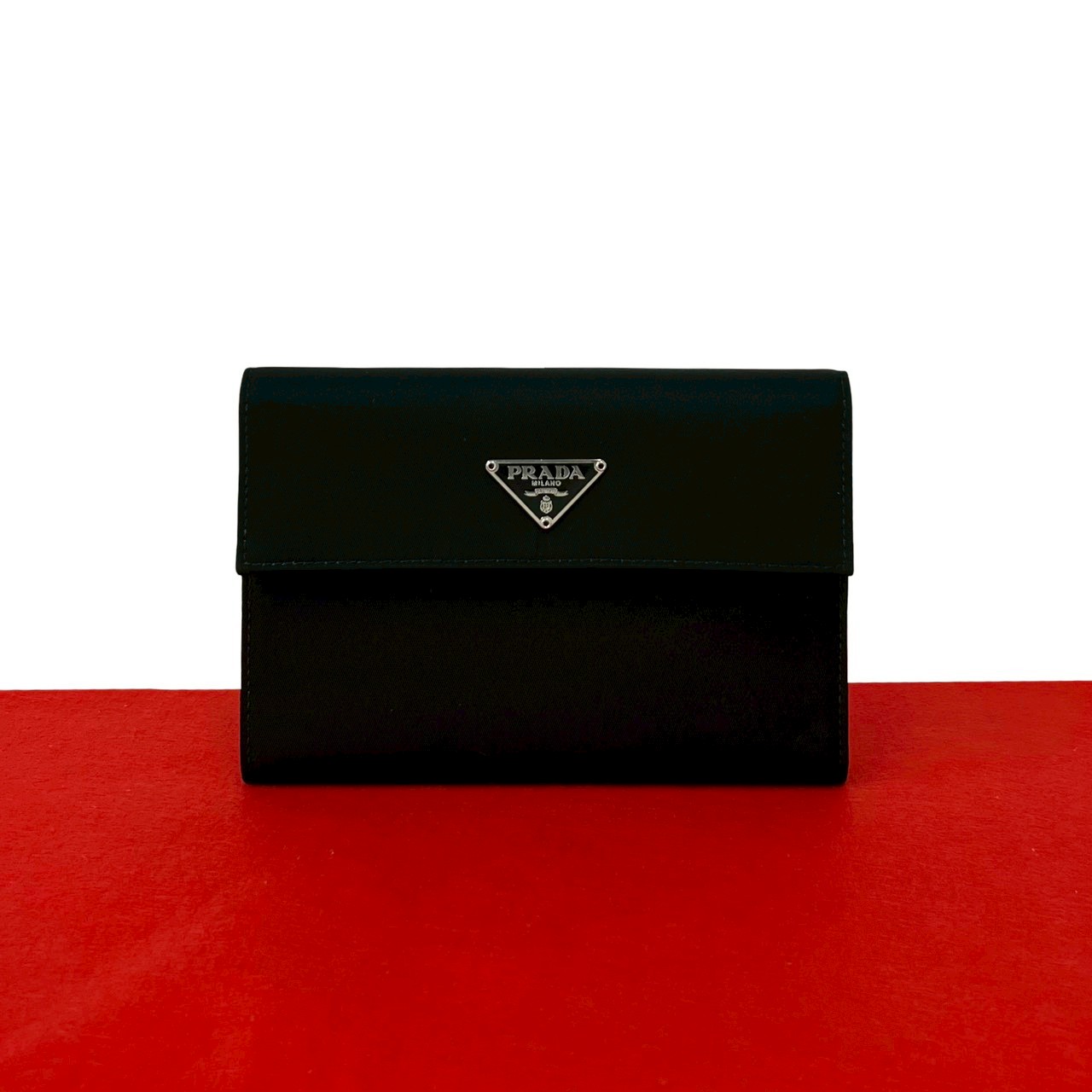 【尖んがり2倍】極 美品 滅多に無い品 PRADA プラダ ３角形ロゴタイプ ３角形 金具 テスートナイロン なめし革 三つ折り 金入れ ウォレット 黒いこと 黒 22197【貨物輸送無料】【中古】