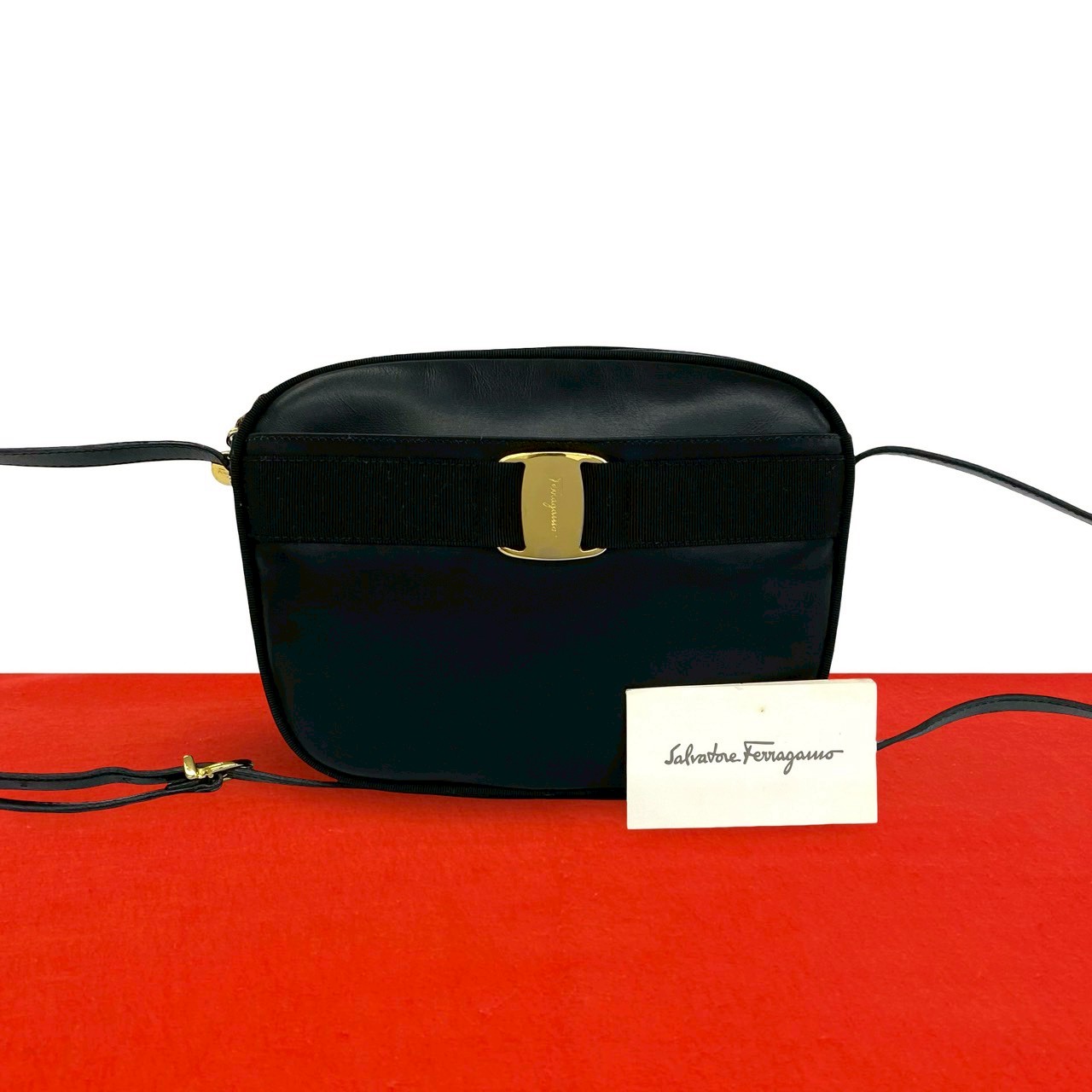 【尖んがり2倍】極 美品 Salvatore Ferragamo サルヴァトーレフェラガモ ヴィンテージ ヴァラリボン 金具 なめし革 本革 ショルダーバッグ 黒いこと 21451【貨物輸送無料】【中古】