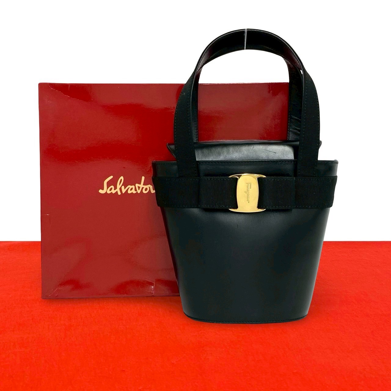 【ポイント2倍】極 美品 箱付き Salvatore Ferragamo サルヴァトーレフェラガモ ヴィンテージ ヴァラリボン 金具 レザー 本革 ハンドバッグ ブラック 47876【送料無料】【中古】｜Trip Vintage