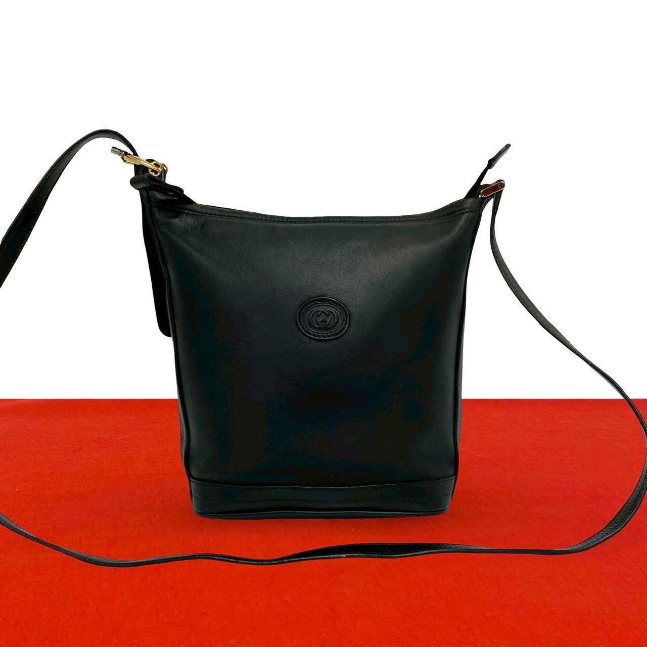 【尖んがり2倍】極 美品 GUCCI グッチ 年寄りのグッチ ヴィンテージ GG ロゴタイプ なめし革 本革 ショルダーバッグ サコッシュ ポシェット 黒いこと 38502 【貨物輸送無料】【中古】