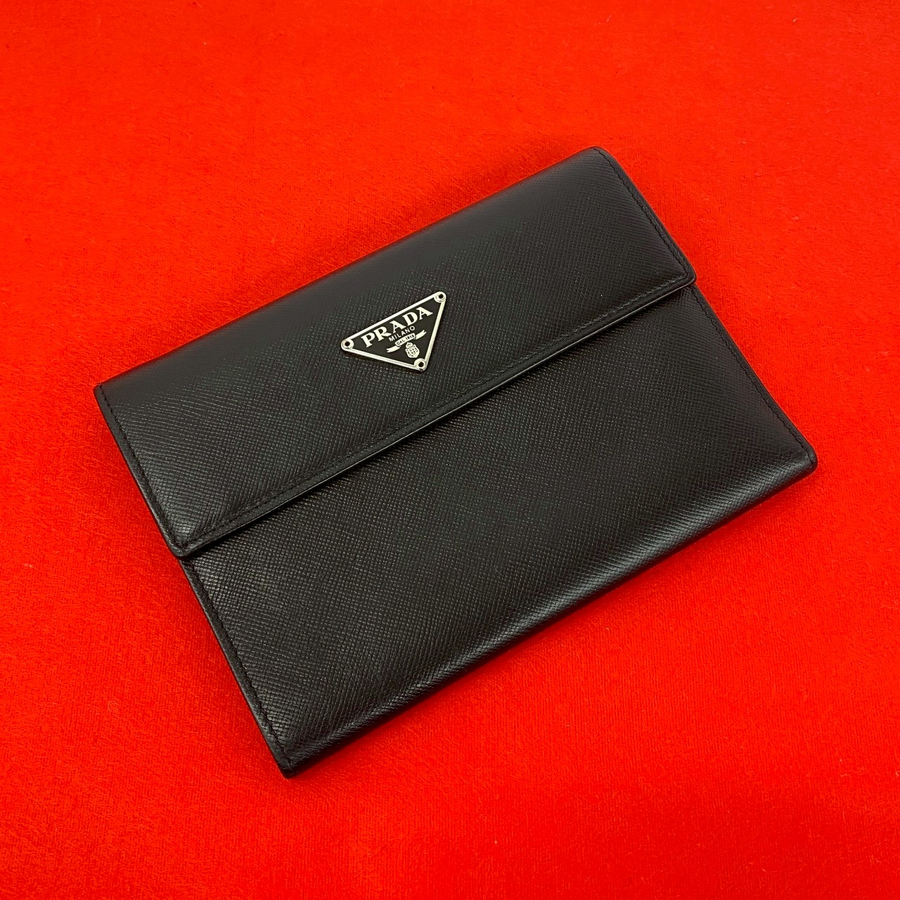 【尖んがり2倍】極 美品 PRADA プラダ ３角形ロゴタイプ 一皿 金具 サフィアーノレザー なめし革 本革 三つ折り 札入れ ミニ ウォレット 黒いこと 黒 48231【貨物輸送無料】【中古】