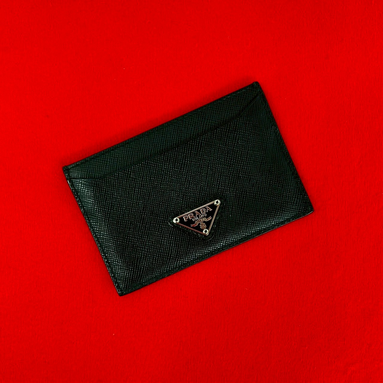 【尖んがり2倍】極 美品 PRADA プラダ 三角形ロゴタイプ お皿 金具 サフィアーノ なめし革 本革 歌留多容れもの 通行手形容れもの 名刺入れ 黒いこと 黒 58028【貨物輸送無料】【中古】