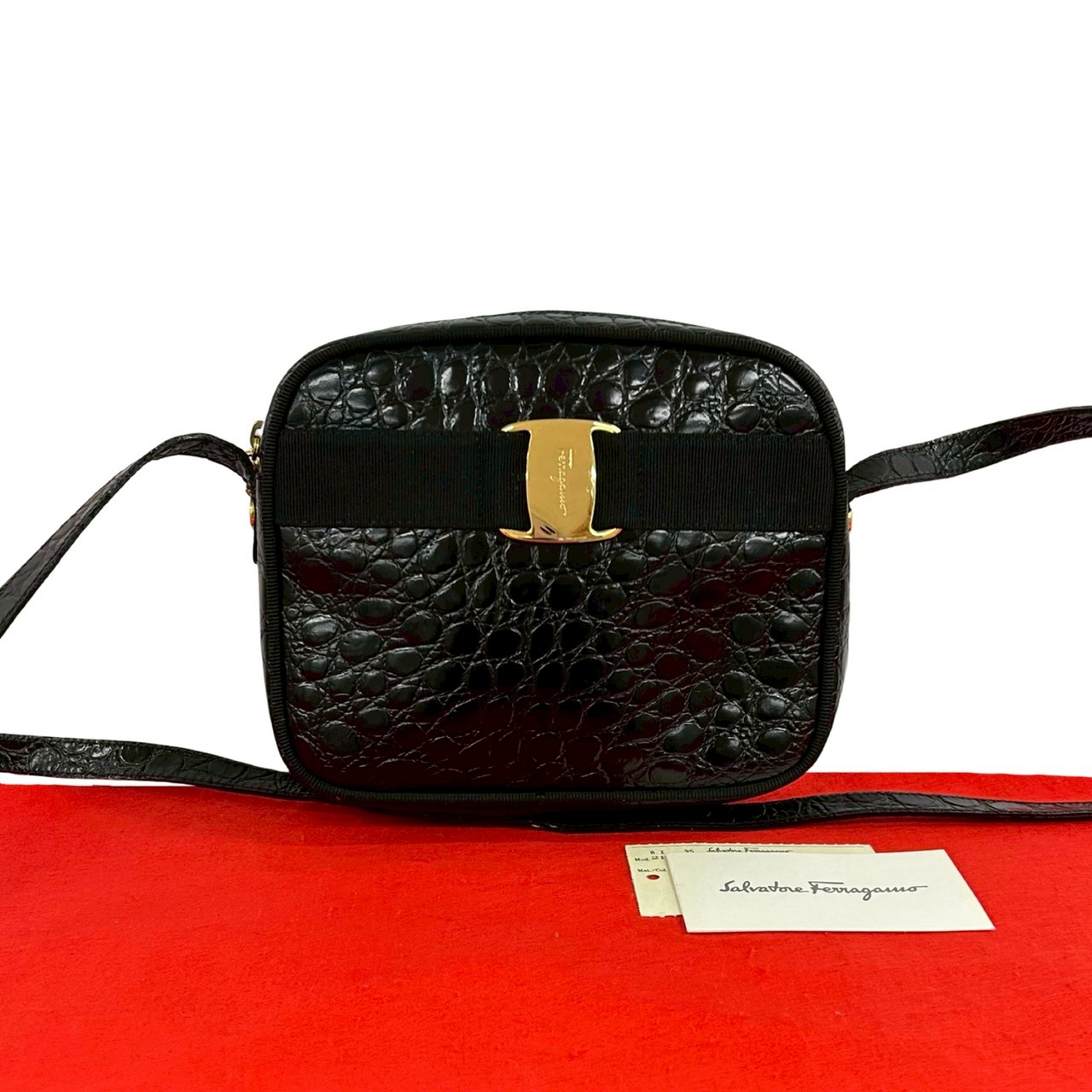 【尖んがり2倍】極 美品 Salvatore Ferragamo サルヴァトーレフェラガモ ヴィンテージ ヴァラリボン なめし革 ショルダーバッグ ポシェット 黒いこと 15728【貨物輸送無料】【中古】