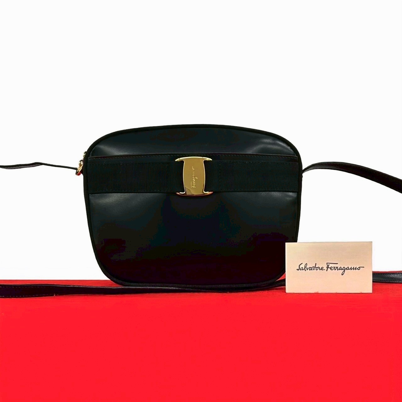 【尖んがり2倍】極 美品 Salvatore Ferragamo サルヴァトーレフェラガモ ヴィンテージ ヴァラリボン 金具 なめし革 本革 ショルダーバッグ 黒いこと 45087【貨物輸送無料】【中古】